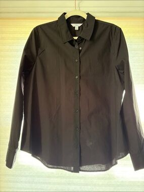 Classic Black Button-Down Shirt with Tailored Collar